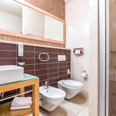 Stunning In With Outdoor Swimming Pool, Sauna And 2 Bedrooms