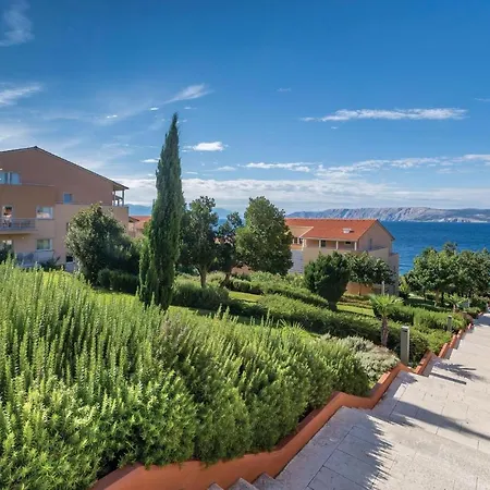 Stunning In With Outdoor Swimming Pool, Sauna And 2 Bedrooms Apartment Novi Vinodolski