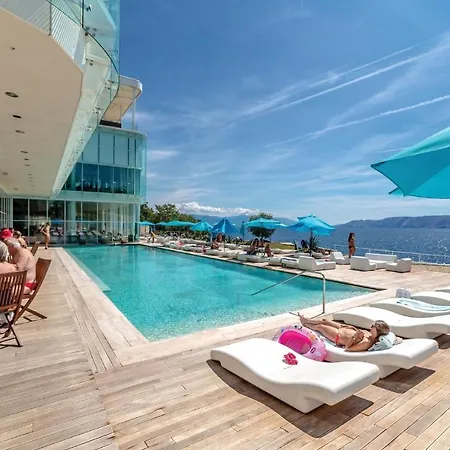 Stunning In With Outdoor Swimming Pool, Sauna And 2 Bedrooms Novi Vinodolski