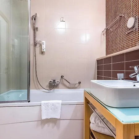 Stunning In With Outdoor Swimming Pool, Sauna And 2 Bedrooms