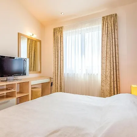 Stunning In With Outdoor Swimming Pool, Sauna And 2 Bedrooms Novi Vinodolski